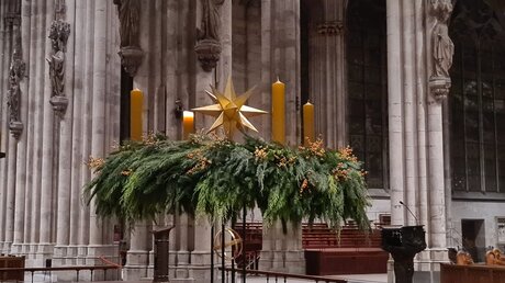 Adventskranz im Kölner Dom am ersten Advent (DR)