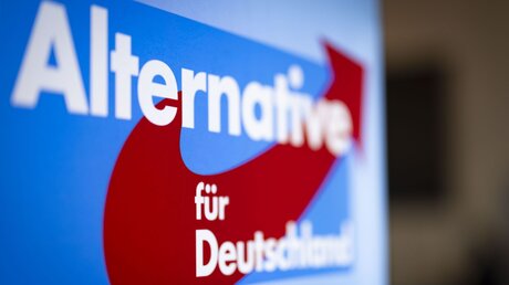 Aufsteller mit dem Schriftzug "Alternative für Deutschland" und dem Logo der AfD / © Christoph Reichwein (dpa)
