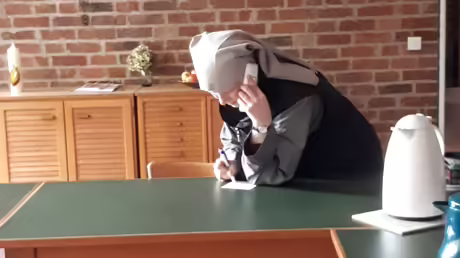 Sr. Rafael nimmt einen Anruf an / &copy; Sr. Emmanuela Kohlhaas (privat)