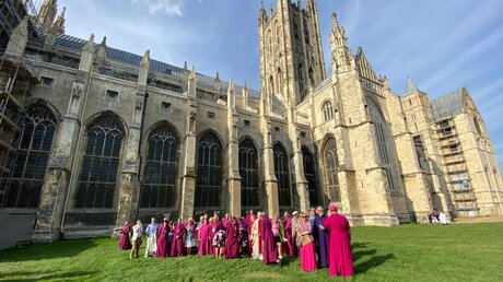 Bischöfe vor der Kathedrale von Canterbury nach dem Abschlussgottesdienst der Lambeth-Konferenz am 7. August 2022 in Canterbury (Großbritannien) / © Sabine Kleyboldt (KNA)