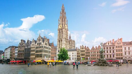 Blick auf Antwerpens Altstadt mit der "Onze-Lieve-Vrouwekathedraal", der Bischofskirche von Johan Bonny / © Mistervlad (shutterstock)