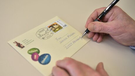 Antwortbrief des Osterhasen im Osterhasenpostamt der Deutschen Post in Ostereistedt an ein Kind.  / © Michael Althaus (KNA)
