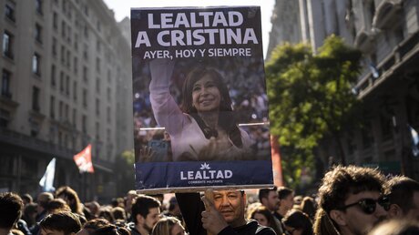 Anhänger der argentinischen Vizepräsidentin Fernandez Kirchner versammeln sich auf der Plaza de Mayo, nachdem eine Person vor ihrem Haus in Buenos Aires eine Waffe auf sie gerichtet hatte.  / © Rodrigo Abd (dpa)