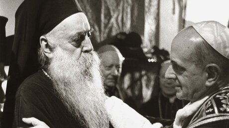 Athenagoras I. (l.), ökumenischer Patriarch von Konstantinopel, und Papst Paul VI. umarmen sich am 4. Januar 1964 in Jerusalem / © Ernst Herb (KNA)