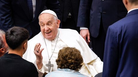 Papst Franziskus lacht mit Teilnehmern bei der Generalaudienz am 7. Februar 2024 im Vatikan. / © Lola Gomez/CNS photo (KNA)
