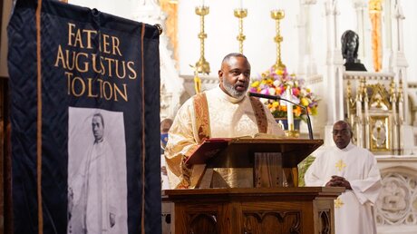 Banner mit der Abbildung von Pater Augustus Tolton, bei einem Gottesdienst am im November 2021 in New York (USA)  / © Gregory A. Shemitz/CNS Photo (KNA)