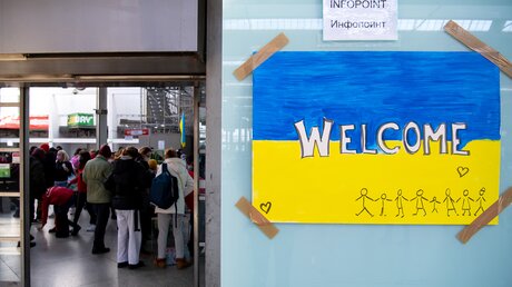 Ein Schild in den Farben der Ukraine mit der Aufschrift "Welcome" am Münchner Hauptbahnhof  / © Sven Hoppe (dpa)