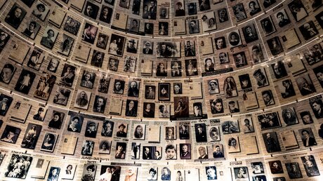 Die Halle der Namen in der Holocaust Gedenkstätte Yad Vashem / © Fabian Sommer (dpa)
