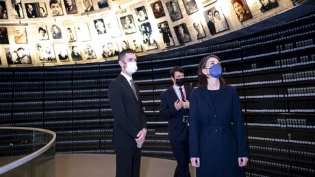 Außenministerin Annalena Baerbock (r) besucht die Holocaust Gedenkstätte Yad Vashem / © Fabian Sommer (dpa)