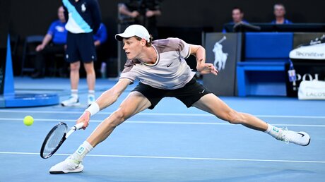 Jannik Sinner hat als erster Italiener die Australian Open gewonnen.  / © Joel Carrett/AAP (dpa)
