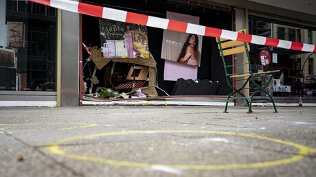  Berlin: Markierungen der Spurensicherung sind vor der abgesperrten, beschädigten Ladenfront zu sehen / © Fabian Sommer (dpa)
