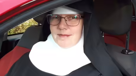 Sr. Tabita f&auml;hrt das rote Auto / &copy; Sr. Emmanuela Kohlhaas (privat)