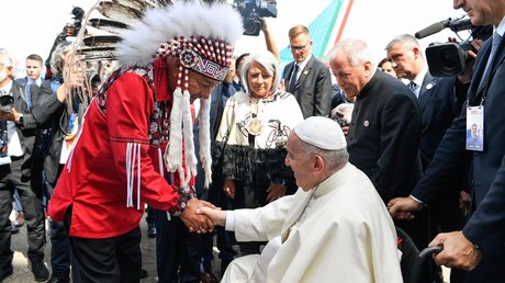 Papst Franziskus begrüßt einen indigenen Vertreter bei seiner Ankunft am Internationalen Flughafen Edmonton am 24. Juli 2022 in Edmonton, Kanada.  / © Romano Siciliani (KNA)