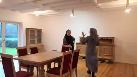 Beim Einrichten des neuen Raumes / &copy; Sr. Emmnuela (privat)