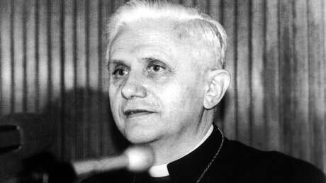 Der damalige Präfekt der Glaubenskongregation, Kardinal Joseph Ratzinger, während einer Pressekonferenz im Vatikan im Jahr 1986 / © ansa/epa/ANSA (dpa)