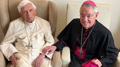 Der em. Papst Benedikt XVI. und Altbischof Schick / © privat (Erzbistum Bamberg)