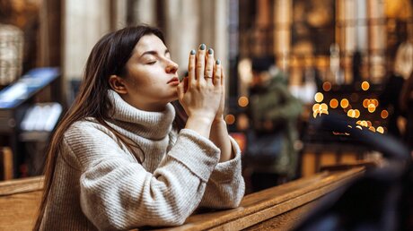 Eine betende Frau / © Halinskyi Max (shutterstock)