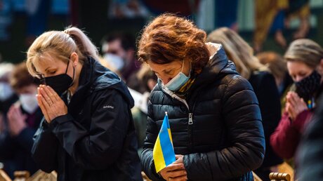 Menschen beten für Frieden in der Ukraine