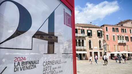 Plakat für die internationale Kunstausstellung Biennale in Venedig, Biennale di Venezia, am 16. April 2024 in der Innenstadt von Venedig / © Clara Engelien (KNA)