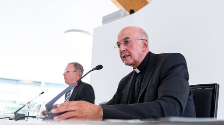 Bischof Felix Genn spricht auf der Pressekonferenz zur Studie zur Aufarbeitung des sexuellen Missbrauchs im Bistum Münster / © Guido Kirchner (dpa)