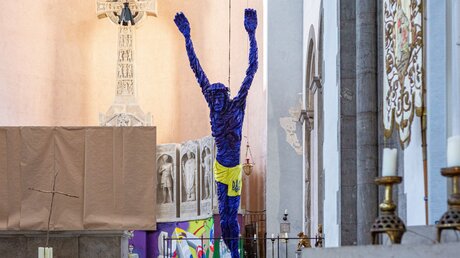 Blauer Christus mit gelbem Lendenschurz vom Künstler Harry Seeholzer in München / © Robert Kiderle (KNA)