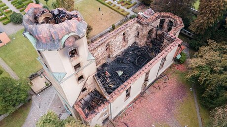 Die Ruine der evangelischen Stadtkirche in Großröhrsdorf nach einem Großbrand  / © Sebastian Kahnert (dpa)