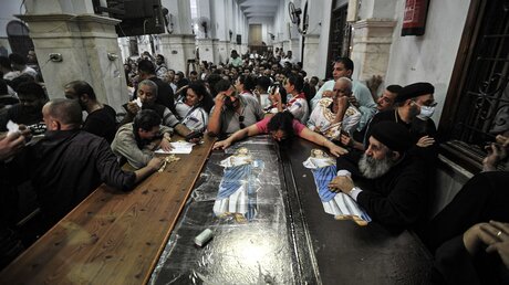 Ägypten, Giza: Menschen nehmen an der Beerdigung der Opfer eines Großbrandes in der koptischen Abu-Sefein-Kirche teil / © Mohamed Shoukry (dpa)