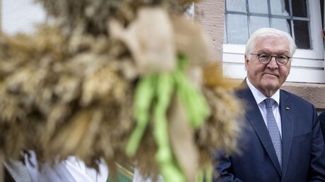 Frank-Walter Steinmeier, Bundespräsident der Bundesrepublik Deutschland, bekommt eine Erntekrone verliehen, die im Garten von Schloss Bellevue in Berlin einen Platz finden wird / © Christoph Reichwein (dpa)