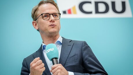 Carsten Linnemann, CDU-Generalsekretär, stellt am 19.09.2023 das neue CDU-Logo im Konrad-Adenauer-Haus, der CDU-Parteizentrale, vor / © Kay Nietfeld/dpa +++ dpa-Bildfunk +++ (dpa)