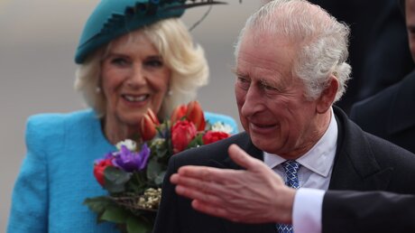 König Charles III. von Großbritannien und Königsgemahlin Camilla kommen am Flughafen an. Noch vor seiner Krönung im Mai 2023 besuchen der britische König und die Königsgemahlin für drei Tage Deutschland.  / © Jens Büttner (dpa)