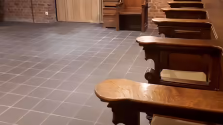 Das Chorgest&uuml;hl wird angeliefert und eingebaut / &copy; Sr. Emmanuela Kohlhaas (privat)