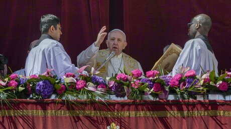 Papst Franziskus spricht den traditionellen Segen "Urbi et Orbi" / © Alessandra Tarantino/AP (dpa)