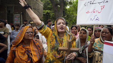Christliche Frauen demonstrieren im pakistanischen Lahore gegen den jüngsten Angriff eines wütenden muslimischen Mobs auf ein christliches Viertel / © K.M. Chaudary/AP +++ dpa-Bildfunk +++  (dpa)