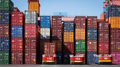 Symbolbild Containerterminal, Lieferketten / © Christian Charisius (dpa)