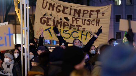 Gegendemonstration zu Demo gegen Corona-Maßnahmen in Köln / © Henning Kaiser (dpa)