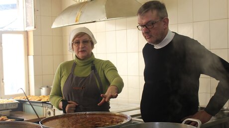 Msgr. Christoph Huber besucht eine Suppenküche in Czernowitz (Kolping International)