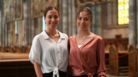 Die Zwillinge Sarah und Elena Band werden zu Pfingsten im Kölner Dom gefirmt / © Beatrice Tomasetti (KNA)