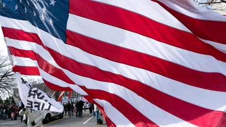 Abtreibungsgegner schwenken eine amerikanische Fahne beim Marsch für das Leben / © Jose Luis Magana (dpa)