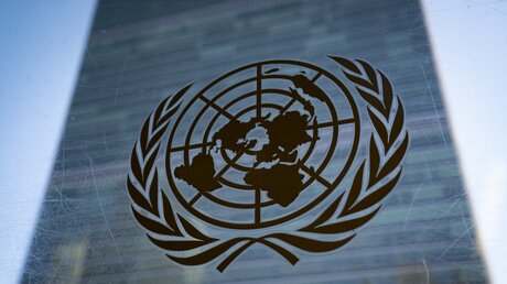 Blick auf das Logo der Vereinten Nationen am UN-Hauptquartier. / © John Minchillo/AP (dpa)