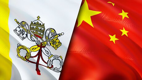 Die Flagge des Vatikans neben der Flagge Chinas / © Borka Kiss (shutterstock)