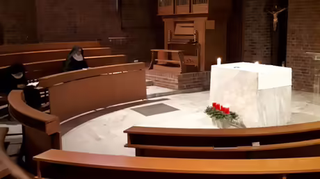 Die erste Kerze brennt / &copy; Sr. Emmanuela Kohlhaas (privat)