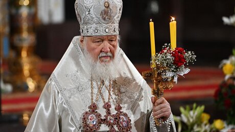 Dieses von der staatlichen russischen Nachrichtenagentur Sputnik via AP veröffentlichte Foto zeigt Patriarch Kyrill bei der Leitung eines orthodoxen Ostergottesdienstes in der Christ-Erlöser-Kathedrale.
 / © Pavel Bednyakov/Pool Sputnik Kremlin/AP/dpa (dpa)