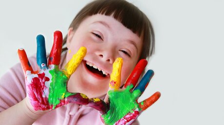 Kinder mit Down-Syndrom können durch Förderung sehr selbstständig werden. / © Denis Kuvaev (shutterstock)