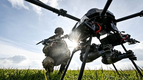 Symbolbild Ein Soldat startet eine Drohne / © Uncredited (dpa)