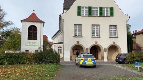 Polizeiauto steht vor einer Kirche in Leipzig  / © Silvio Bürger (dpa)