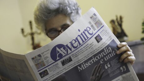 Eine Frau liest die aufgeschlagene italienische katholische Zeitung Avvenire vom 18. November 2016 / © Romano Siciliani/Agenzia Romano Siciliani/KNA (KNA)