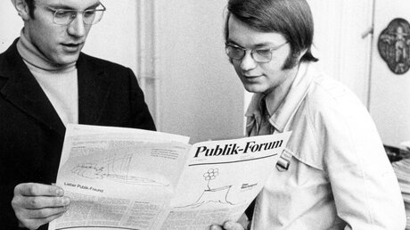 ARCHIV - Heinz-Wilhelm Brockmann (l.) und Werner Schwaderlapp, Redakteure der Zeitschrift Publik-Forum, präsentieren die erste Ausgabe am 28. Januar 1972 in Frankfurt am Main / © KNA-Bild (KNA)