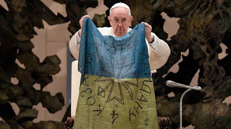  Papst Franziskus mit ukrainischer Fahne
 / © Vatican Media/Romano Siciliani (KNA)