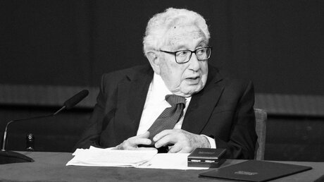 Henry Kissinger saß kürzlich noch, zu seinem 100. Geburtstag, auf einer Festtagsbühne in seiner Geburtststadt Fürth. Jetzt ist er verstorben. / © Daniel Vogl (dpa)