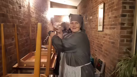 Gemeinschaftsaktion: Stuhlbeine mit Filz pr&auml;parieren / &copy; Sr. Emmanuela Kohlhaas (privat)